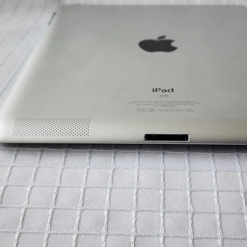Apple IPad 2nd Gen 32GB Silver A1395 9.7
